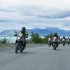 Patagonia Motul Ameryka Poludniowa Tour 2023 - ekipa Motul Tour na tle jeziora Torres del Paine